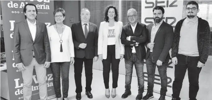  ?? ?? Desde la izquierda, Rafael Burgos (Cs), Adriana Valverde (PSOE), Pedro M. de la Cruz, María del Mar Vázquez (PP), Javier Romero y Alejandro Lorenzo (CA)