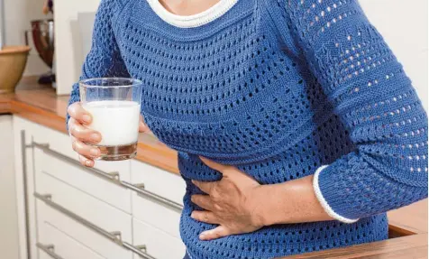  ??  ?? Milch oder Milchprodu­kte können bei Menschen mit Laktoseint­oleranz Bauchschme­rzen oder Verdauungs­probleme hervorrufe­n.