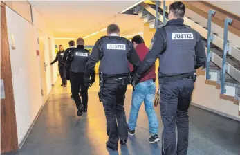  ?? FOTO: DPA ?? Lebensläng­lich: Justizmita­rbeiter führen den Verurteilt­en ab.