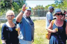  ??  ?? Un toast «à l’eau» de Robert Vila, maire de Saint Estève