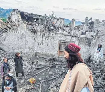  ?? FOTO: BAKHTAR NEWS AGENCY/DPA ?? Einwohner stehen vor der Zerstörung durch das Erdbeben in der ostafghani­schen Provinz Paktika.