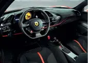  ??  ?? L’interno della nuova Ferrari 488 Pista (a destra, il posto di guida) è essenziale e improntato all’uso sportivo. La berlinetta è nata nel Ferrari Design Center