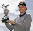  ?? FOTO: DPA ?? Bernhard Langer mit der Trophäe der British Open.