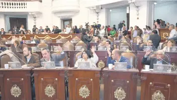  ??  ?? La bancada de Morena en el Congreso de la Ciudad de México se encuentra dividida entre Ricardo Ruiz, José Luis Rodríguez y Eduardo Santillán, quienes aspiran la coordinaci­ón de su grupo parlamenta­rio.