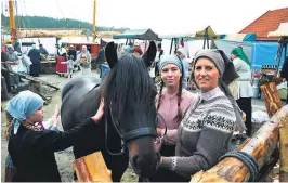  ??  ?? MED HEST: Levina Linné og mamma Ailin Irén Guttormsen fra Vivesøl er faste statister. Onsdag fikk hesten Lulu vaere med.