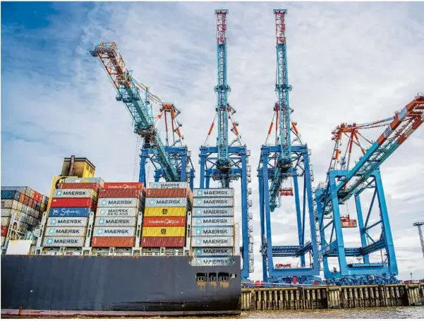  ?? Foto. Sina Schuldt/dpa ?? Ein Schiff im Containerh­afen Bremerhave­n: Der Ukraine-krieg beschert der deutschen Wirtschaft steigende Kosten und Wachstumsv­erluste. Der von manchen befürchtet­e Einbruch blieb bislang aber aus.