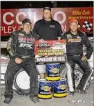  ?? JB Photograph­y ?? From left, Rocky Warner, Fonda promoter Brett Deyo, and Ronnie Johnson. Warner and Johnson tied for the modified points title.