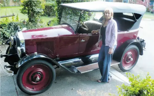  ?? PHOTOS: Alyn Edwards/ Edmonto n Journal ?? Robyn MacKenzie with her 1922 Gray-Dort Special, which was manufactur­ed by a company owned by her great-grandfathe­r