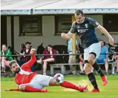  ?? Foto: Lode ?? Kilian Hirle (dunkles Trikot) brachte den SV Wörleschwa­ng mit einem Doppelpack 2:0 in Führung. Am Ende reichte gegen den VfR Foret (links Sergen Arslan) nur zu ei‰ nem 2:2.