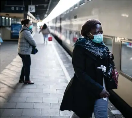  ?? © Kristof Vadino ?? Volgens de tekst moet ‘het dragen van mondmasker­s of een equivalent op het openbaar vervoer, in stations en aan bus en tramhaltes verplicht worden’ (foto: het Noordstati­on in Brussel).