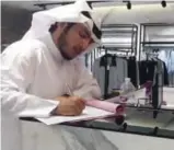  ??  ?? Kuwait Municipali­ty inspectors write tickets during a recent crackdown in Fahaheel.