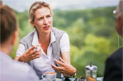  ??  ?? Alice Weidel (38), aufgewachs­en in Harsewinke­l bei Gütersloh, studierte Wirtschaft in Bayreuth und arbeitete zuletzt als Unternehme­nsberateri­n.