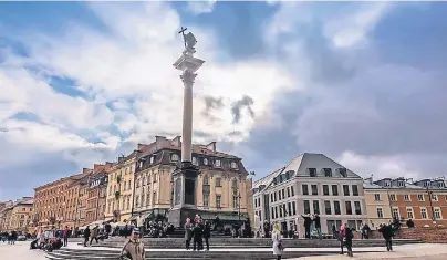  ?? FOTOS (3): EKKEHART EICHLER ?? Der Schlosspla­tz mit Königsschl­oss und Sigismunds­äule ist der zentrale Treffpunkt zwischen Königstrak­t und Altstadt.