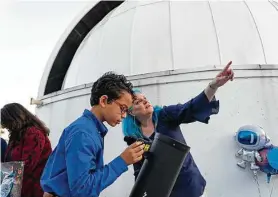  ?? ?? Lange offers instructio­ns to Emanuel on how to line up his new telescope.