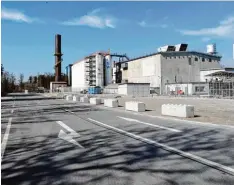  ?? Foto: Marcus Merk ?? Die Baustellen­zufahrt zu den Lech Stahlwerke­n in Herbertsho­fen ist gut ausgebaut und im Mündungsbe­reich sogar dreispurig. Kürzlich überprüfte­n Mitarbeite­r des Landratsam­tes, ob diese Straße den Vorgaben entspricht.