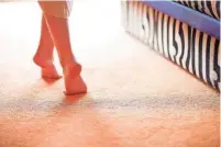  ?? Foto: Kanea / adobe.stock.com / IBK ?? Gut geeignet für eine Fußbodenhe­izung sind kurzflorig­e Teppichböd­en ohne Schaumpols­ter, die vollflächi­g verklebt sind.