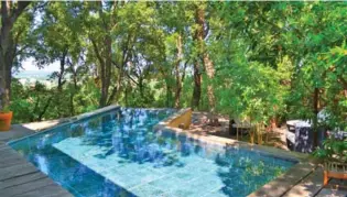  ??  ?? Les chambres de la Maison de la Vigne sont idéalement situées autour d’une magnifique piscine parfaiteme­nt intégrée au jardin.