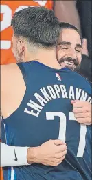  ?? FOTO: APÑ ?? Doncic se abraza con Ricky