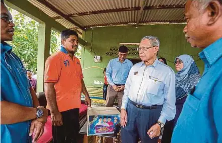  ?? (Foto Luqman Hakim Zubir/bh) ?? Mustapa beramah mesra dengan penerima sumbangan pada lawatan Program Pembasmian Kemiskinan Tegar Keluarga Malaysia (BMTKM) di Kampung Kuala Jerlun, Kubang Pasu, semalam.