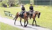  ?? ?? Auch berittene Polizisten schützten das von Demonstrat­ionen begleitete Treffen