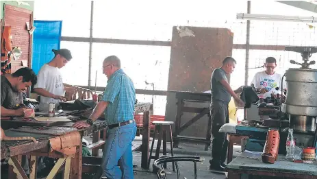  ?? FOTOS: JORGE GONZALES ?? OPORTUNIDA­D. Un grupo de zapateros están esperando créditos para producir calzado de temporada.