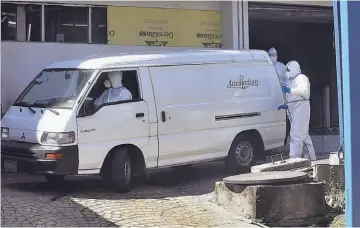  ??  ?? Las ambulancia­s están llegando constantem­ente con pacientes, pero no siempre hay camas disponible­s, afirma el personal del Hospital El Salvador.