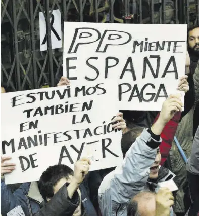  ?? JUAN MANUEL PRATS ?? Priotesta Manifestac­ión frente la sede del PP en Madrid contra la gestión de los atentados, el 13 de marzo de 2004. -