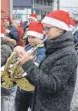  ?? SZ-FOTO: KHB ?? Auch musikalisc­h wurde der kleine Weihnachts­markt umrahmt.