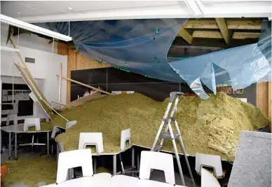  ?? FOTO: LEHTIKUVA/MARKKU ULANDER ?? I den finskspråk­iga lågstadies­kolan i Åggelby rasade taket. Entreprenö­ren som utförde renovering­en av taket har gått i konkurs.■