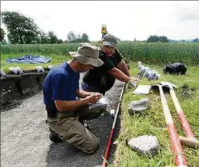  ??  ?? Noch gerade so vor dem Hügelfest wurden Grabungsle­iterin Sandra Schneider und ihre Mitarbeite­r Bernd Duckers, Andreas Pauland und Thomas Jäger mit neuen Untersuchu­ngen fertig.