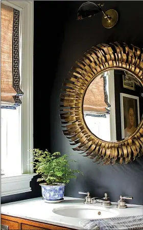  ?? The Washington Post/LAUREN BRADSHAW ?? Nashville, Tenn., designer Gen Sohr says purple is “always a scary road” because it’s exhausting over time. She used Sherwin-Williams’s Tricorn Black in this bathroom for a clean, classic color that “doesn’t lean purple.”