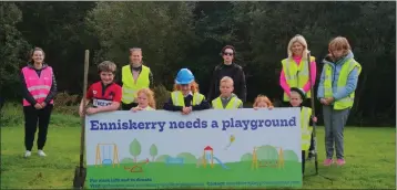  ??  ?? Members of the committee and young future users of the playground.