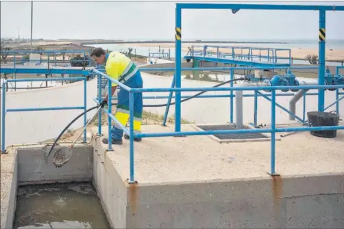  ??  ?? Un operario trabaja en la depuradora de Barbate (Cádiz), que no cumple los requisitos de tratamient­o que exige la ley.