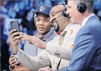  ?? [FRANK FRANKLIN II/THE ASSOCIATED PRESS] ?? Washington’s Markelle Fultz smiles for a selfie with television commentato­r Dennis Scott after being selected by the Philadelph­ia 76ers as the No. 1 overall pick in Thursday night’s NBA draft.