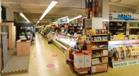  ?? Fotos: Bernd Hohlen ?? So langsam können die ersten Kunden kommen: Die Händler des Stadtmarkt­s sind schon sehr früh auf den Beinen.