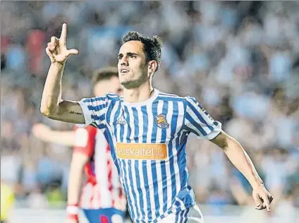  ?? FOTO: UNCITI ?? Juanmi celebra uno de sus dos goles contra el Atlético de Madrid con su habitual gesto de dibujar una ‘L’ con su mano