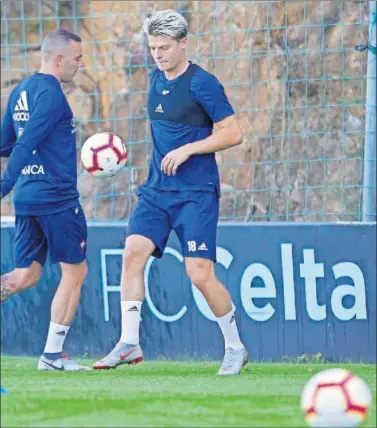  ??  ?? EL ESTRENO QUE FALTABA. Mathias Jensen, el único fichaje que no había jugado, fue titular el lunes.