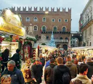  ??  ?? La folla Predispost­o un piano per evitare accalcamen­ti