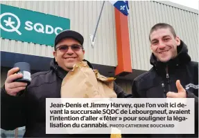  ?? PHOTO CATHERINE BOUCHARD ?? Jean-denis et Jimmy Harvey, que l’on voit ici devant la succursale SQDC de Lebourgneu­f, avaient l’intention d’aller « fêter » pour souligner la légalisati­on du cannabis.