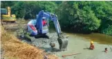  ?? WAHYU ZANUAR BUSTOMI / JAWA POS ?? SALURAN DALAM SUNGAI: Petugas PDAM memperbaik­i pipa yang bocor di Tambak Osowilangu­n kemarin. Hal itu berdampak terganggun­ya aliran air untuk warga.