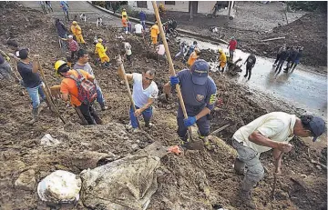  ??  ?? Luto. El presidente Iván Duque concurrió el domingo en la noche a la zona de la tragedia, donde se tomaron varias medidas para ayudar a las personas damnificad­as.