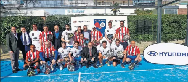  ??  ?? FOTO DE FAMILIA. Alfredo Relaño ( director de As), Juan Cantón ( gerente), Matallanas ( director audiovisua­l), Roncero y Manolete posaron con los veteranos de Madrid y Atleti.