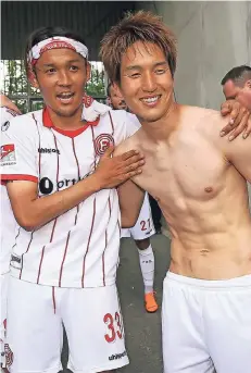  ?? FOTO: FIRO ?? Zwei glückliche Gesichter: Takashi Usami (links) und Genki Haraguchi feiern die Zweitliga-Meistersch­aft in Nürnberg.