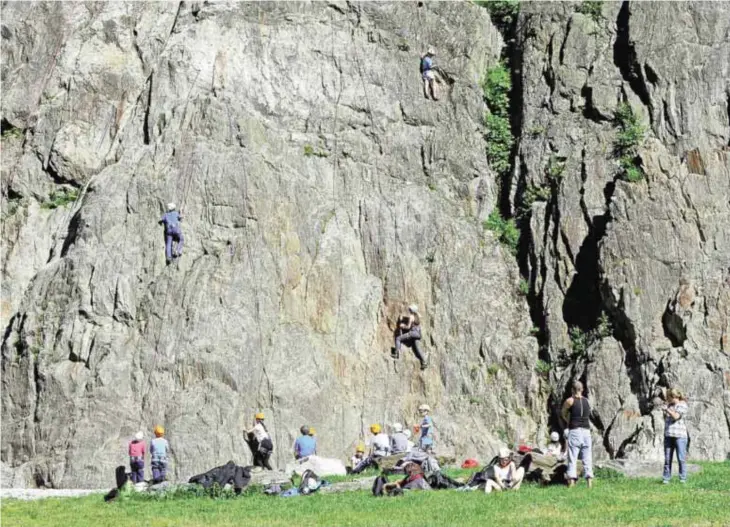  ?? — AFP photos ?? People learn climbing on the ‘Rocher des Gaillands’ yesterday in Chamonix-Mont-Blanc, French Alps, during the 150th anniversar­y of the golden age of mountainee­ring. The Chamonix Valley pays tribute to both guides and alpinists of the Golden Age of...