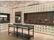  ??  ?? 歷史文化館的櫃子上展­示了上百種藥材，讓人了解雪花秀的歷史、材料及製作等。