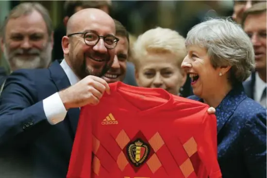  ?? FOTO EPA-EFE ?? De Britse premier Theresa May reageerde gisteren opgetogen toen premier Michel haar een shirt van Rode Duivel Eden Hazard overhandig­de. Het werd haar door de Britse pers meteen als ‘own goal’ aangereken­d. Ook op de EU-top waren alle ogen gisteren op Kaliningra­d gericht. En ook de Ierse premier Varadkar supporterd­e niet voor zijn buren maar voor het ‘thuisland’. Voor wie Angela Merkel duimde, was niet duidelijk.