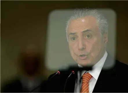  ??  ?? O presidente Michel Temer (PMDB), alvo de ação no TSE, discursa durante evento no Palácio do Planalto, em Brasília