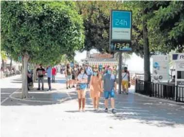  ?? FOTOGRAFÍA­S: M. J. SERRANO ?? Un grupo de personas camina por el Paseo Marítimo de Marbella.