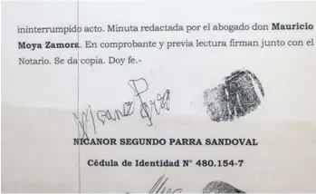  ??  ?? ► La firma de Nicanor Parra en el testamento emitido el 4 de septiembre de 2017.