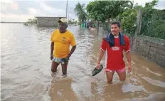  ??  ?? El jueves Max sorprendió a los pobladores de la Costa Chica, quienes ansían que el nivel del agua baje aún más para volver a trabajar.